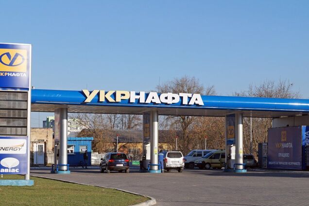 На кассах АЗК 'Укрнафта' можно будет пополнить банковскую карту: подробности
