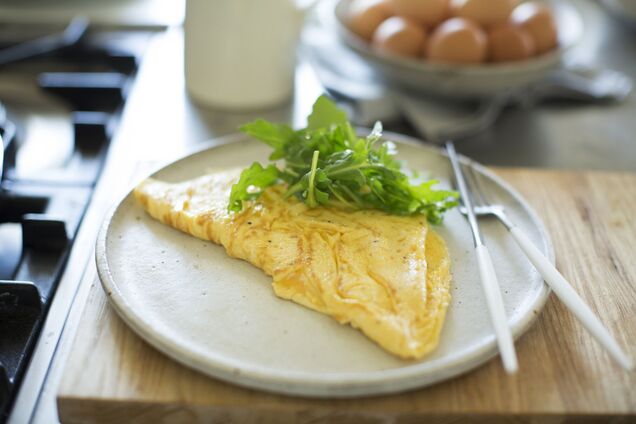 Смачніше, ніж яєчня та пашот: французький омлет із двох яєць та вершкового масла за 1 хвилину