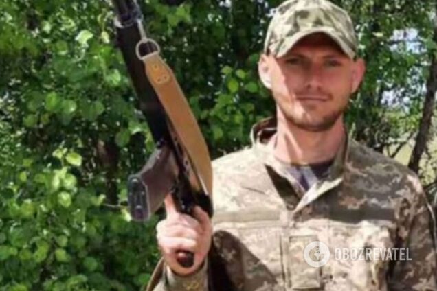 'Душа рвется на части': сеть взбудоражили кадры с дочкой воина ВСУ, обнимающей фото погибшего папы. Видео