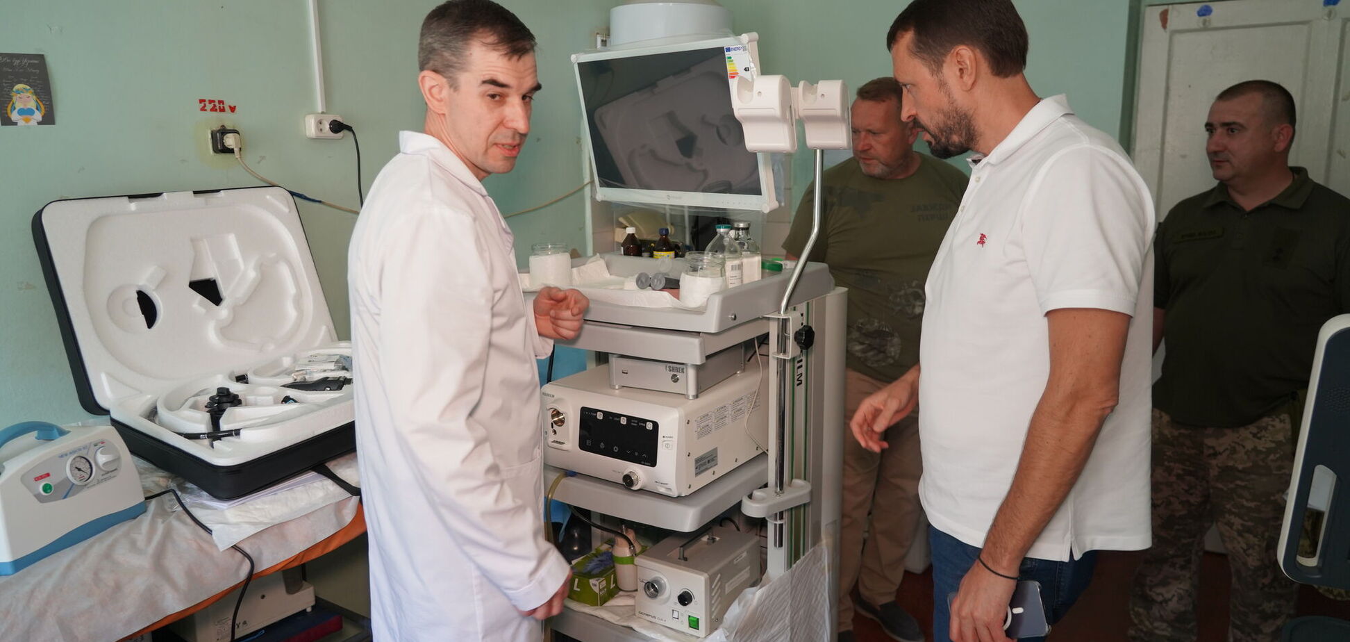 Фонди 'Надія' та HopeUA обладнали у прифронтовому шпиталі кабінет гастроколоноскопії та придбали апарат 'штучна нирка'