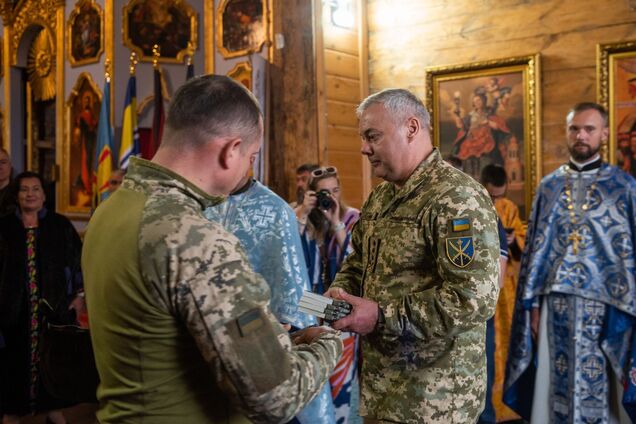 Наев принял участие в передаче экземпляров Нового Завета подразделениям ВСУ