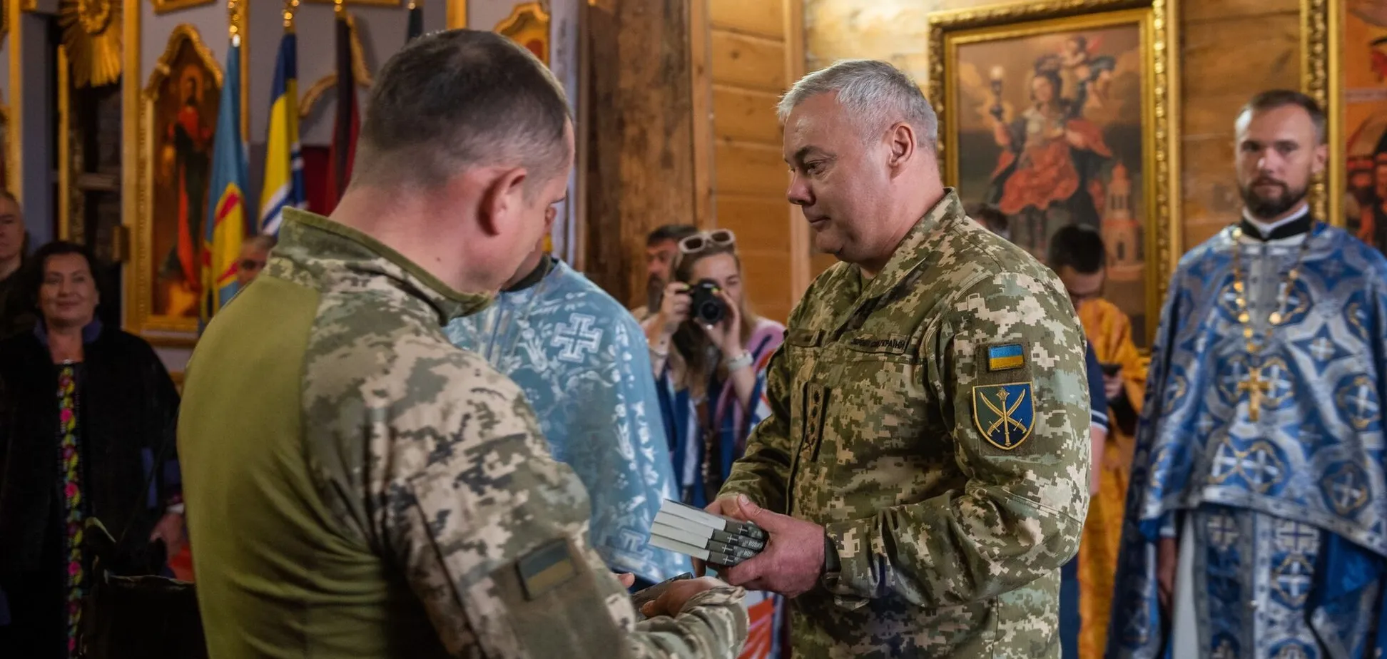Наев принял участие в передаче экземпляров Нового Завета подразделениям ВСУ