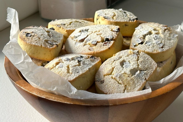 Песочное печенье 'Полено' с изюмом: рецепт домашней выпечки из детства
