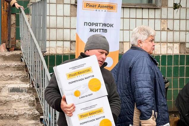 Жителям прифронтовой Константиновки выдали проднаборы от Фонда Рината Ахметова
