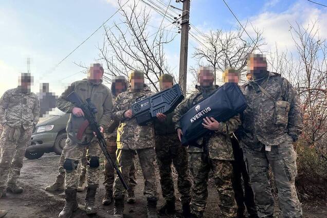 Компания Favbet передала защитникам Бахмута антидроновое ружье отечественного производства. Фото