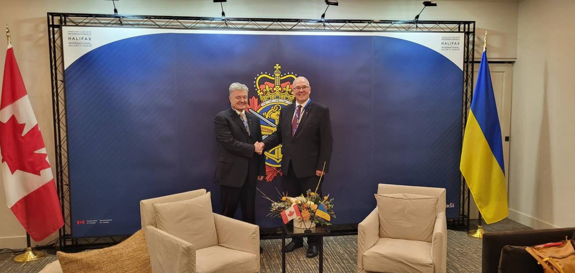 Порошенко в Галифаксе призвал министра обороны Канады поддержать более быстрое вступление Украины в НАТО