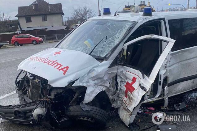 Сталась аварія за участі автомобіля медиків