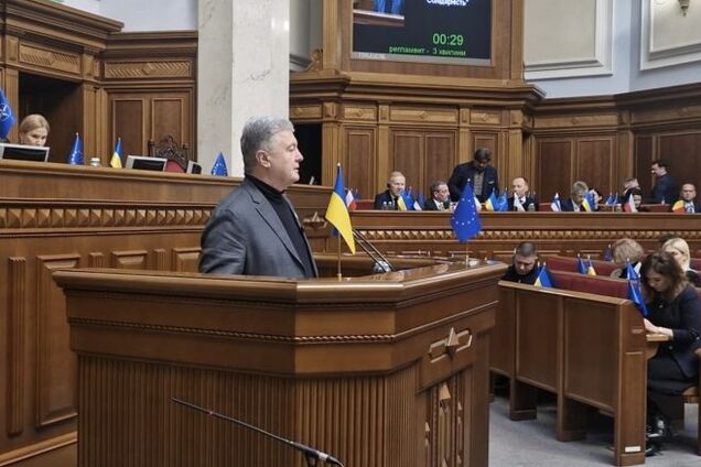 Порошенко у Верховній Раді: Росія знову краде наше зерно і вбиває людей, але тепер ми вміємо захищатись