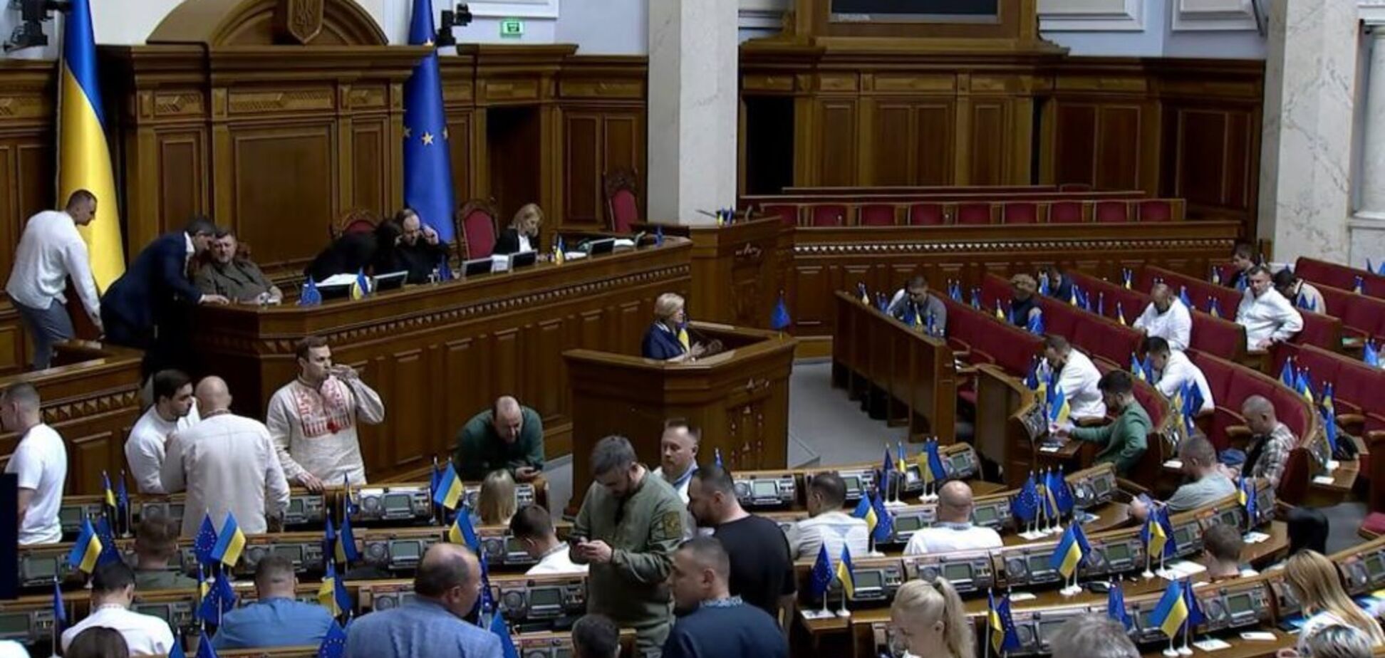 Що робити з прихованими мільйонерами-депутатами із заборонених партій?