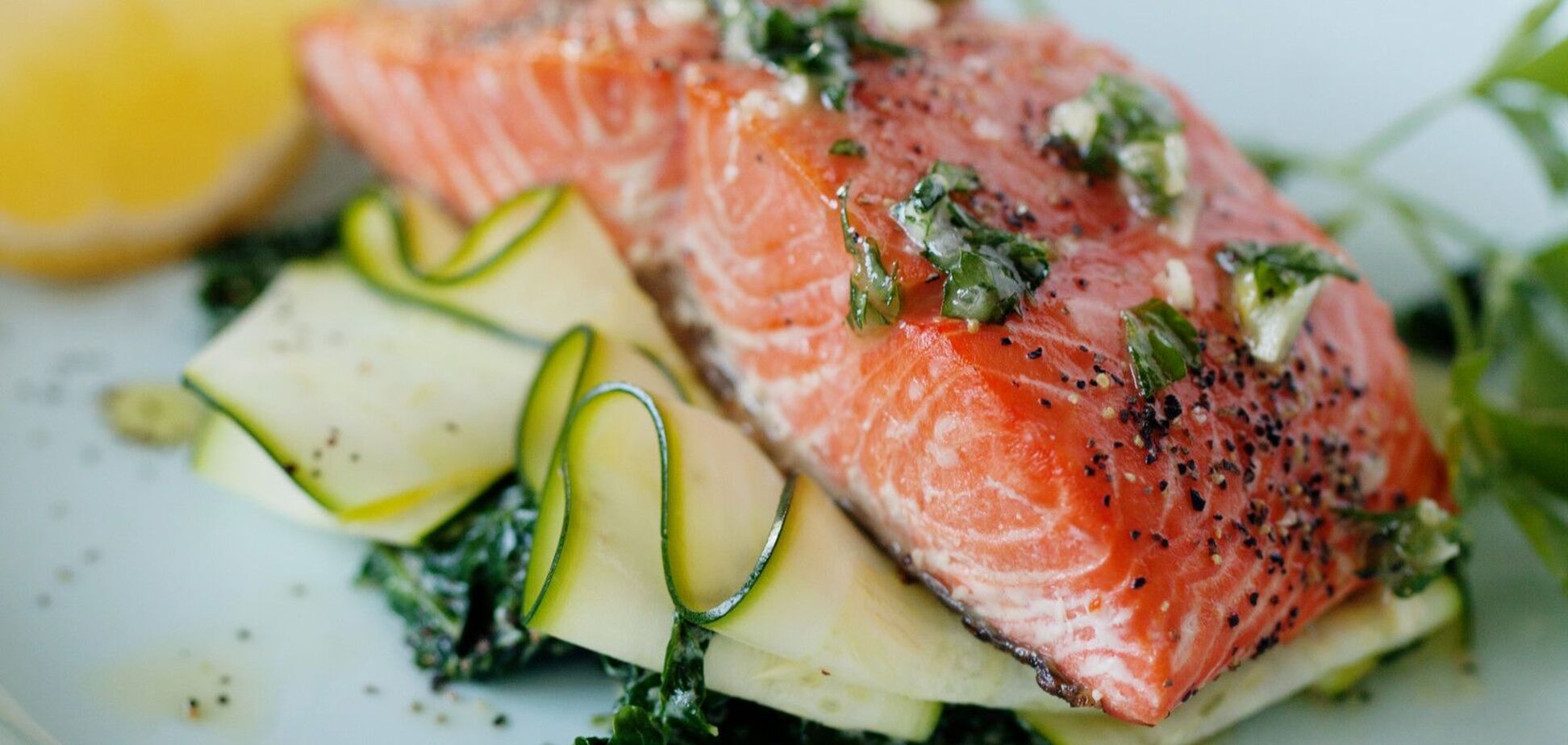 Як смачно і бюджетно приготувати лосось на сковорідці: риба вийде дуже м'якою 