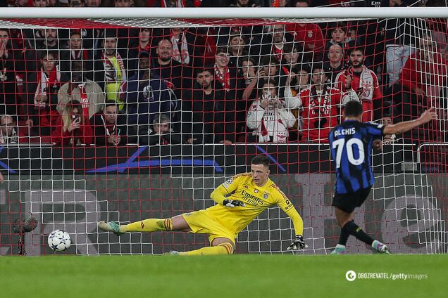 Голкипер сборной Украины пропустил 3 гола за 21 минуту в Лиге чемпионов. Видео