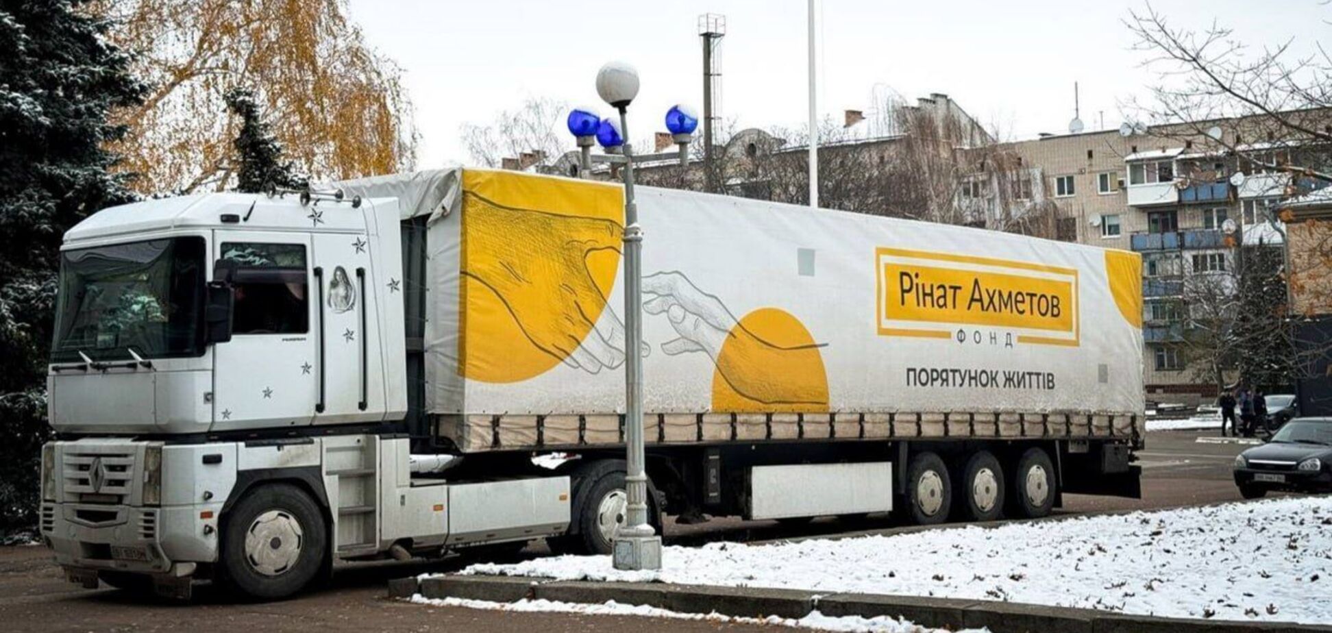 Фонд Ріната Ахметова передав 4 тисячі проднаборів у прифронтовий Слов’янськ