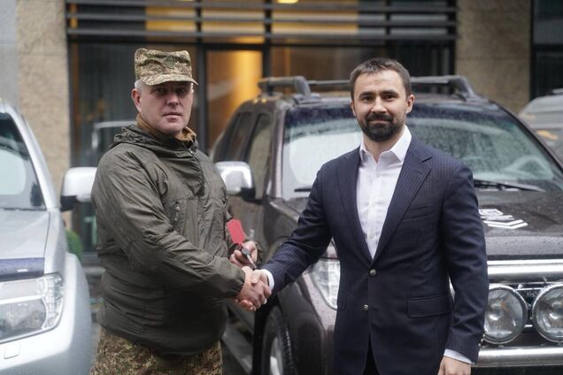 'Хартия' Нацгвардии получила партию пикапов от 'Метинвеста'