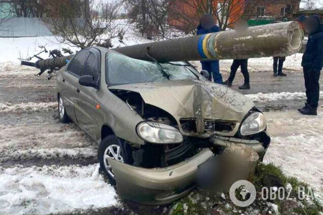 Легковушка на скорости протаранила электроопору