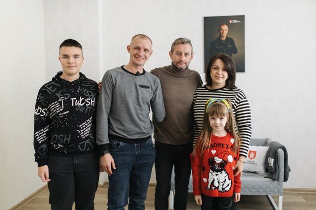Защитник Мариуполя получил квартиру от 'Сердца Азовстали': новоселье героя посетил Жадан