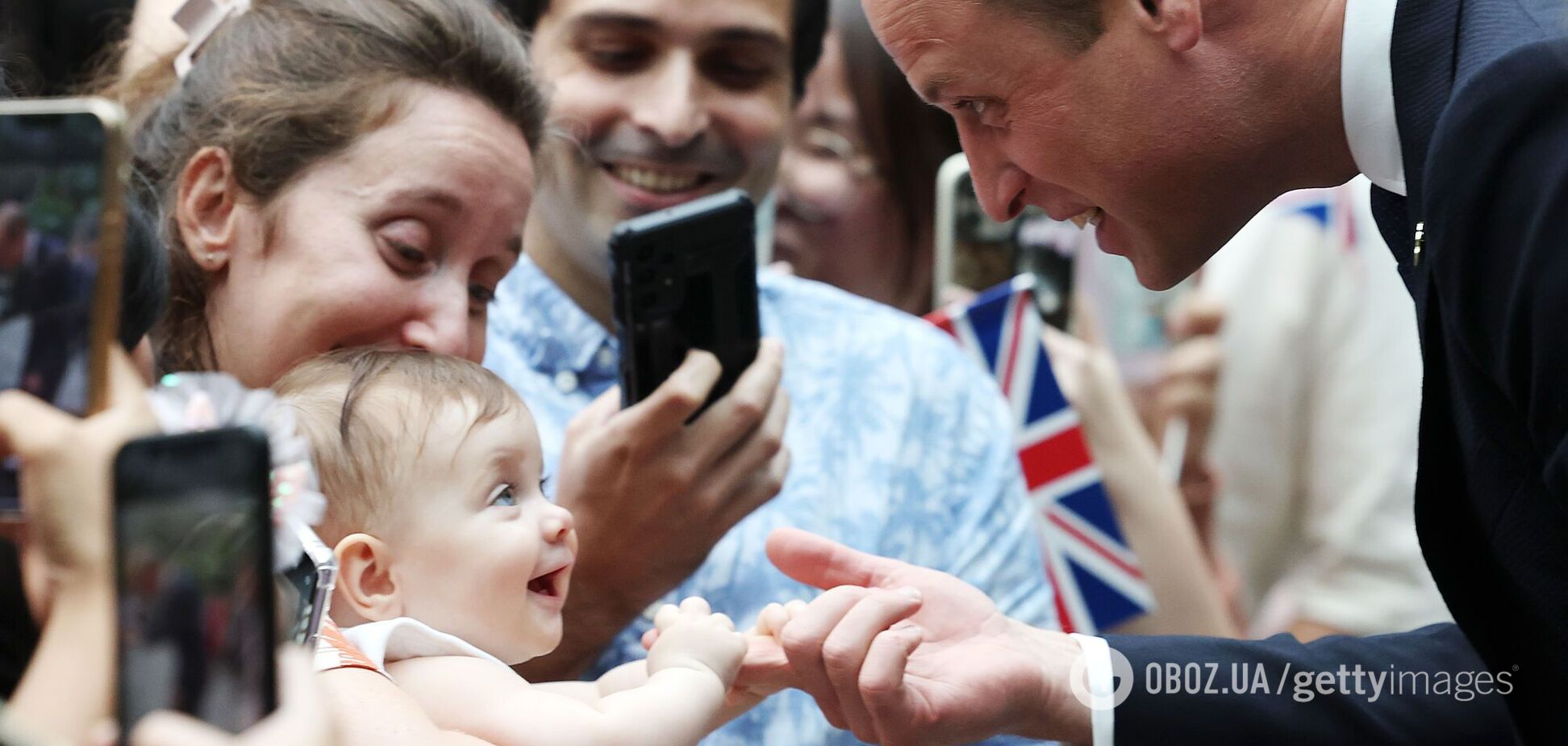 Принца Уильяма за палец укусил восьмимесячный малыш: забавный момент попал в сеть