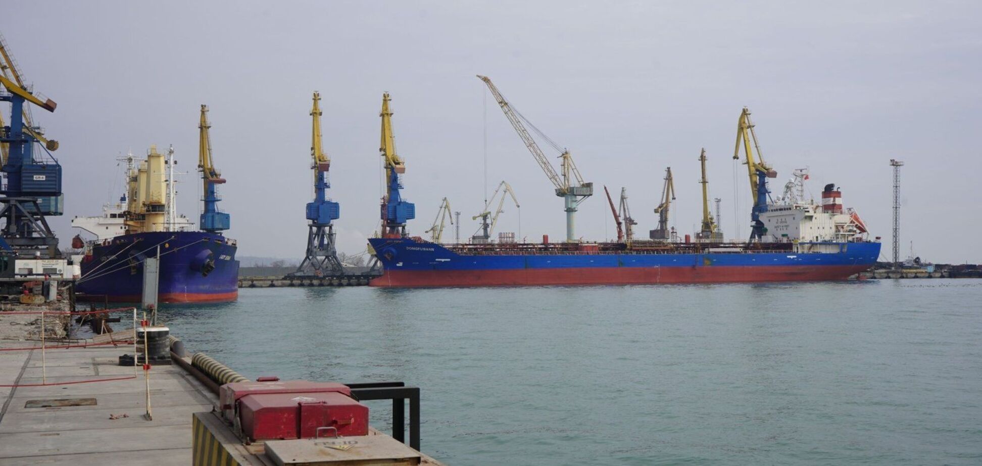 В порты оккупированных Мариуполя и Бердянска в октябре зашли 17 кораблей: они вывезли более 30 тонн ворованной продукции