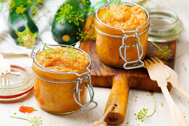 Кабачкова ікра на сковороді: готується з томатною пастою та морквою