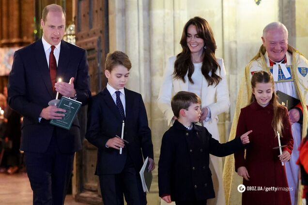 В джинсах и белых рубашках: Кейт Миддлтон и принц Уильям с детьми удивили нетипичной рождественской открыткой. Фото