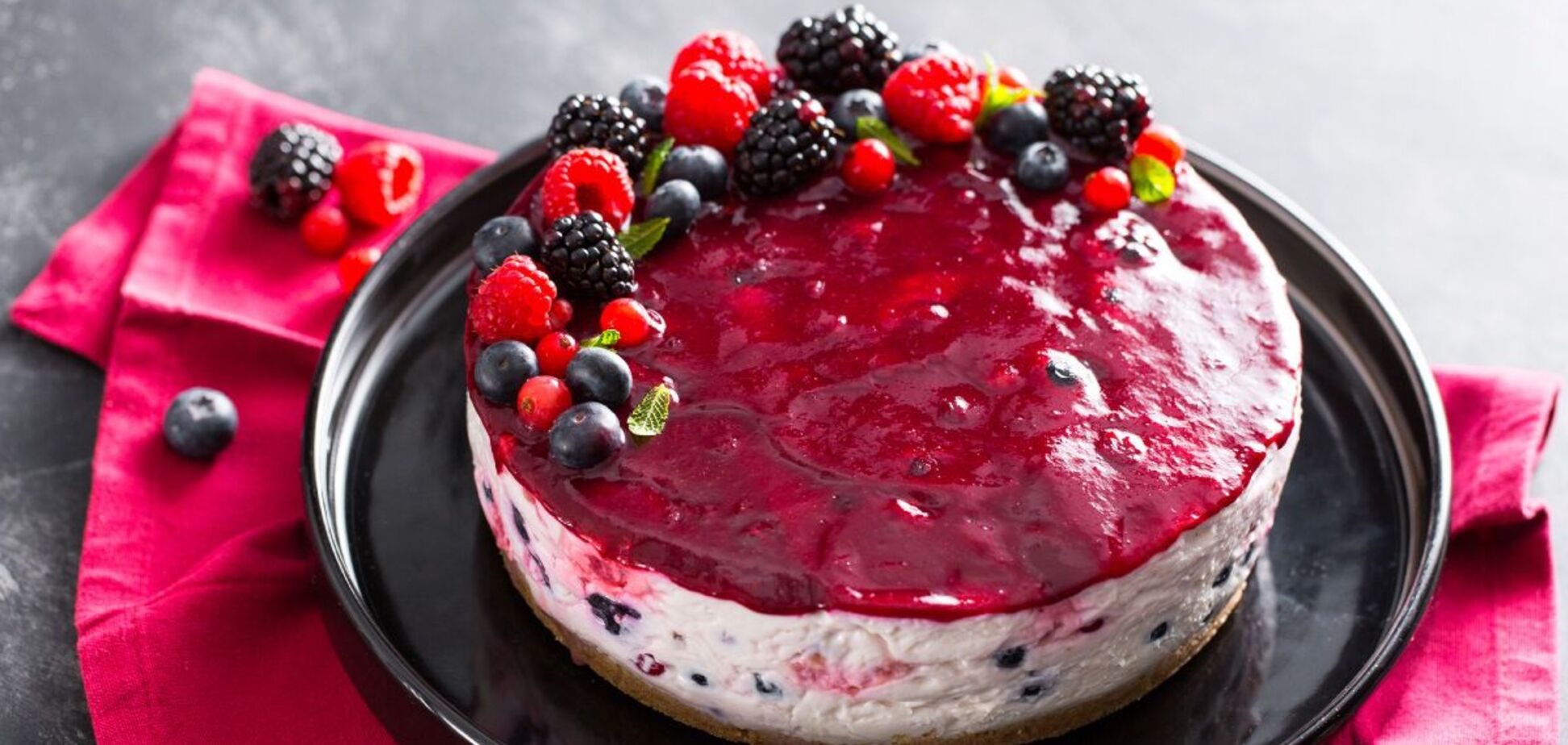 Елементарний йогуртовий чізкейк з ягодами: випікати не доведеться