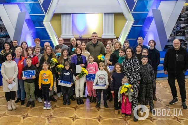 Кличко вручив 20 ордерів на нові квартири родинам переселенців зі сходу та півдня України