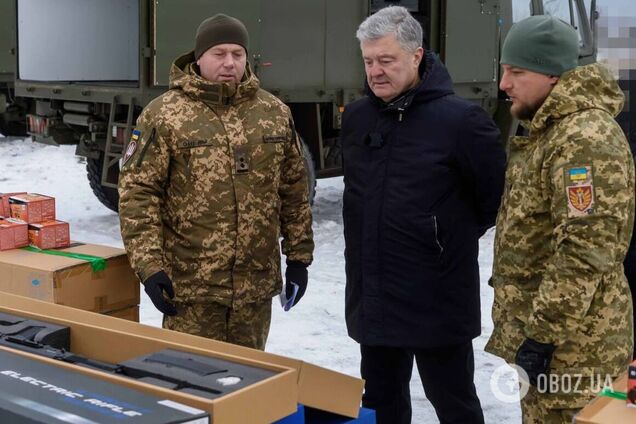 'Для навчань – це маст-хев': Порошенко передав навчальному центру ДШВ партію гвинтівок 'страйкбольний привід'