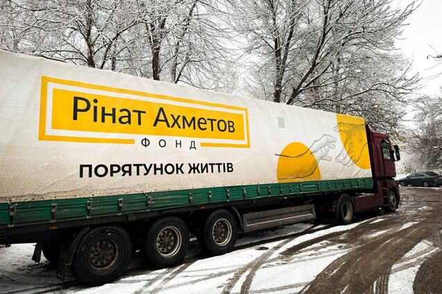 Фонд Ріната Ахметова відправив у Київ проднабори для переселенців із Луганщини