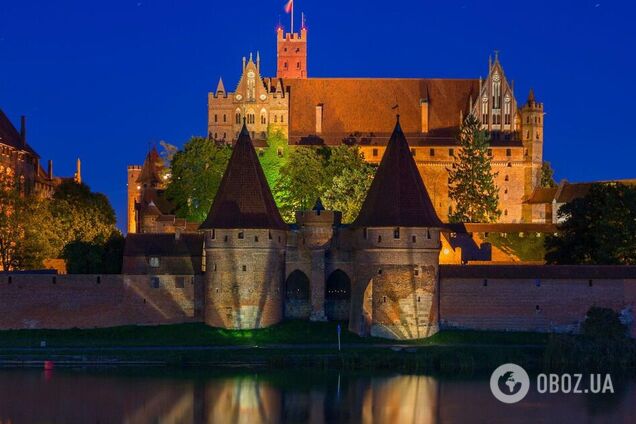 Який вигляд має найбільший у світі замок у Польщі: там є 'таємний прохід між двома містами' і зони, куди бояться заходити навіть собаки