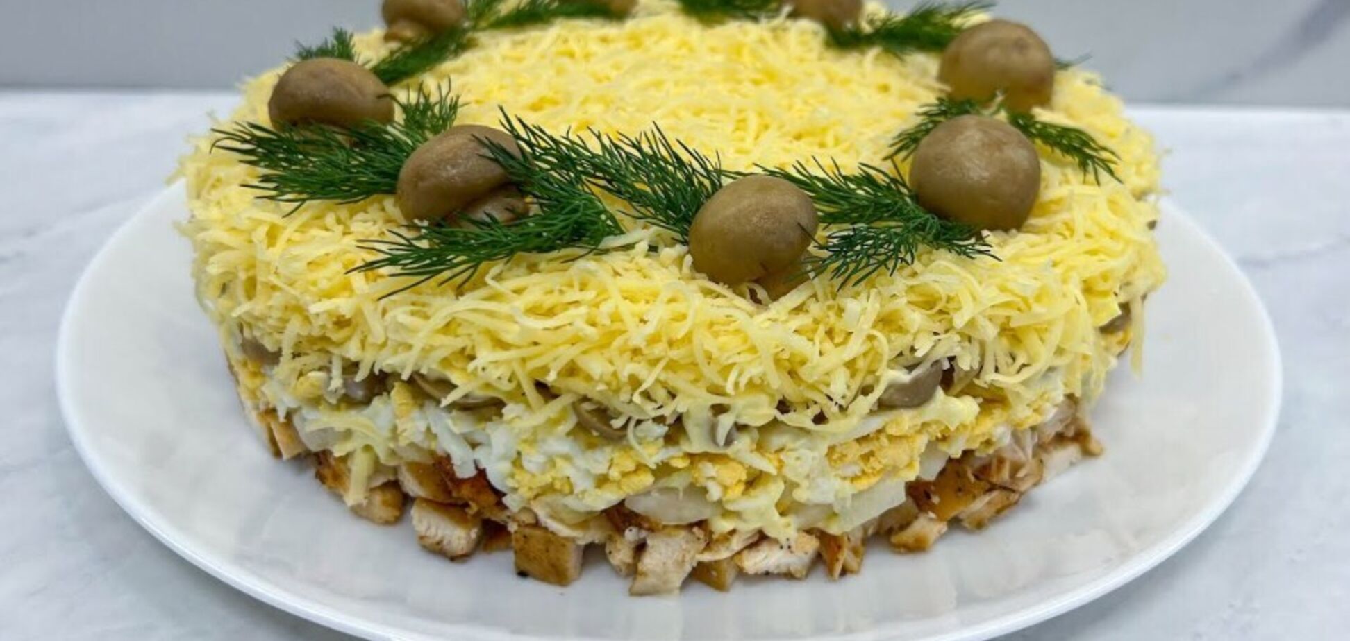 Рецепт салату з куркою та маринованими грибами