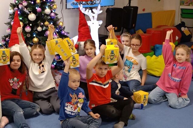 Фонд Рината Ахметова поздравил детей-переселенцев в Киеве с новогодними праздниками