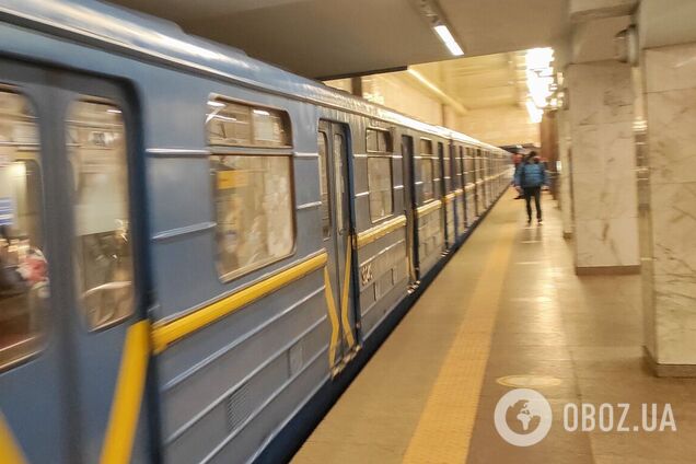 У київському метро жінка впала під потяг, її ушпиталили: усі подробиці та відео