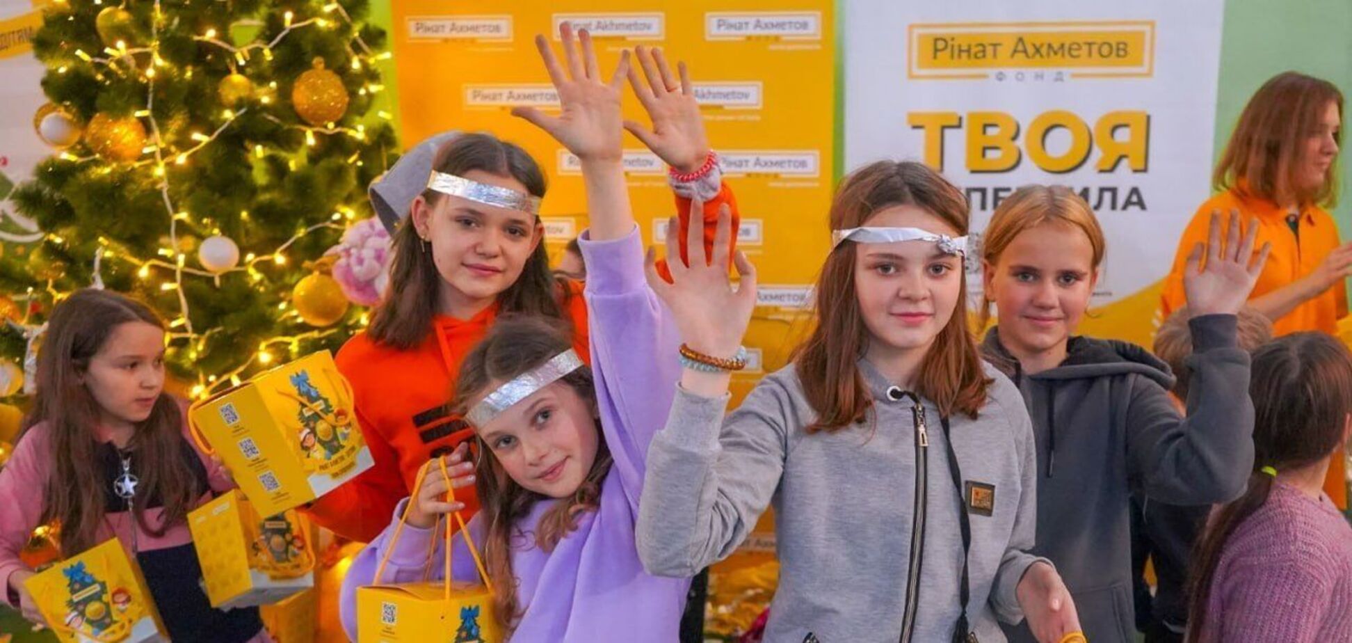 'Дети мечтают о мире': Фонд Рината Ахметова привез на Хмельнитчину праздник для детей-переселенцев из Донецкой области