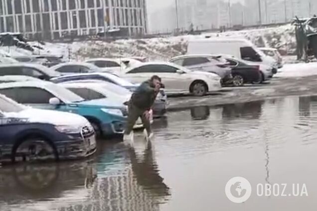 Водой затопило автомобили на стоянке
