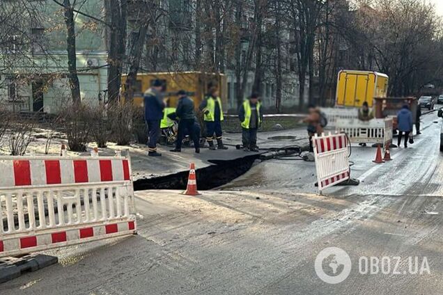 Из-за прорыва трубы движение транспорта перекрыто