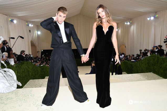 Дружина Джастіна Бібера вигуляла хутряну сумку від українського бренду: фото стильного образу