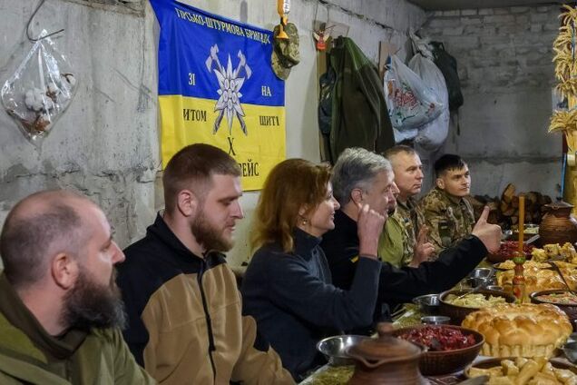 Рождество с побратимами: Пётр и Марина Порошенко приехали к воинам и помолились за победу Украины