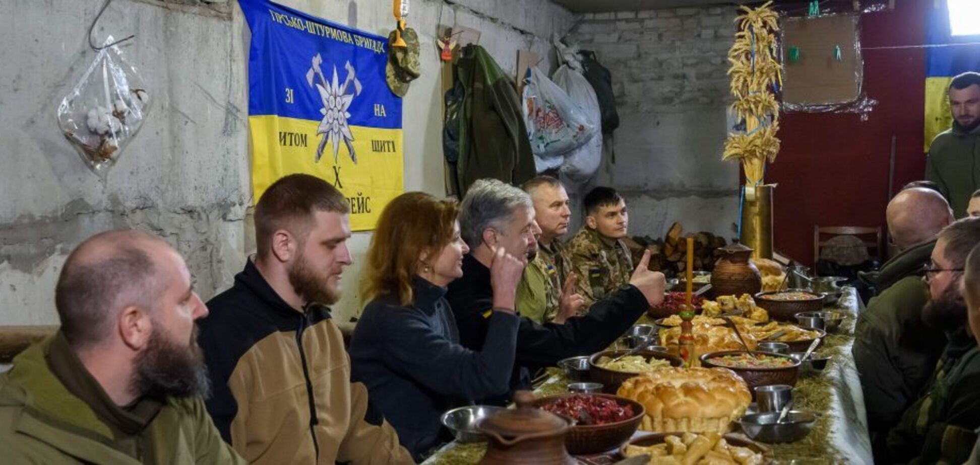 Рождество с побратимами: Петр и Марина Порошенко приехали к воинам и помолились за победу Украины