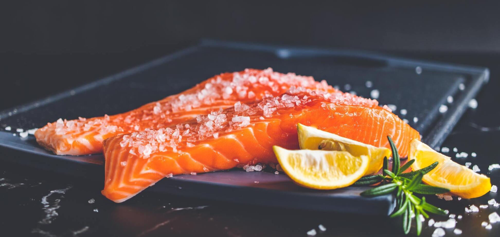 Як швидко обробити лосося і правильно засолити філе