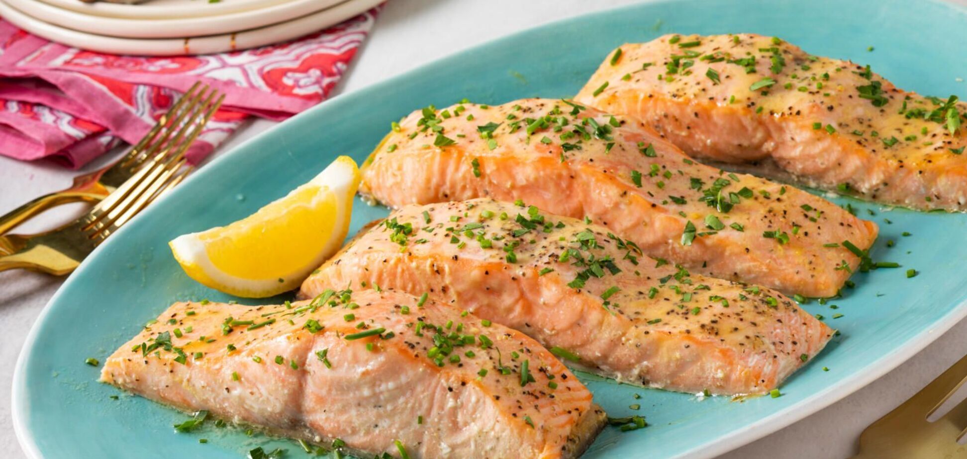 Не лише на бутербродах: як смачно запекти червону рибу на святковий стіл