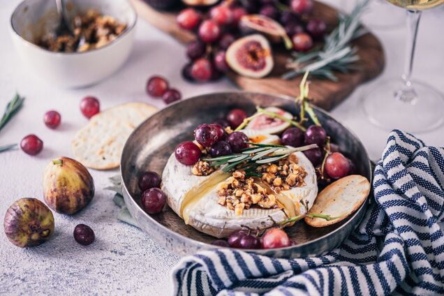 Венок из бри: невероятно вкусная и легкая в приготовлении закуска.