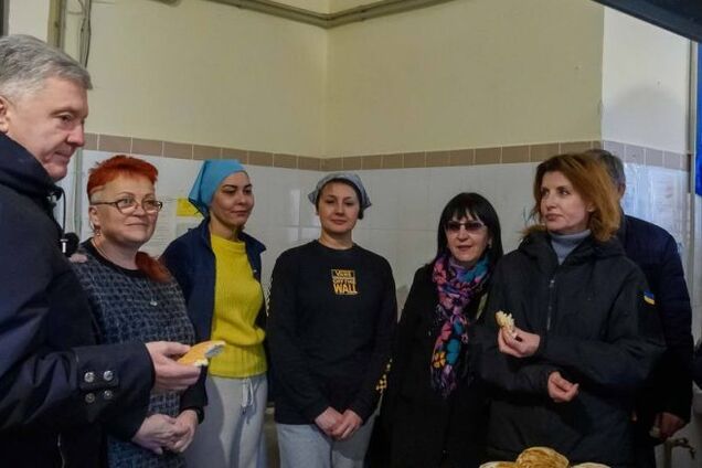 Порошенко: рік тому в Херсоні відкрилась волонтерська пекарня, яка працює попри обстріли росіян