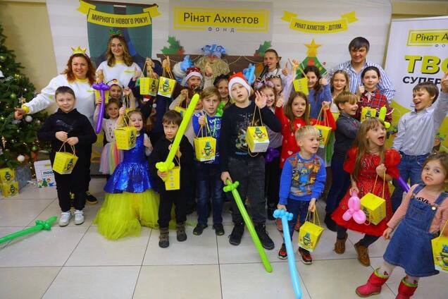 Более 1,2 млн украинских детей получили поздравления и подарки в рамках новогодней акции 'Ринат Ахметов – Детям'