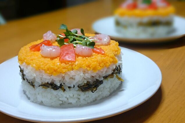 Суши-торт для ужина: отличный аналог привычного блюда, который легко приготовить дома