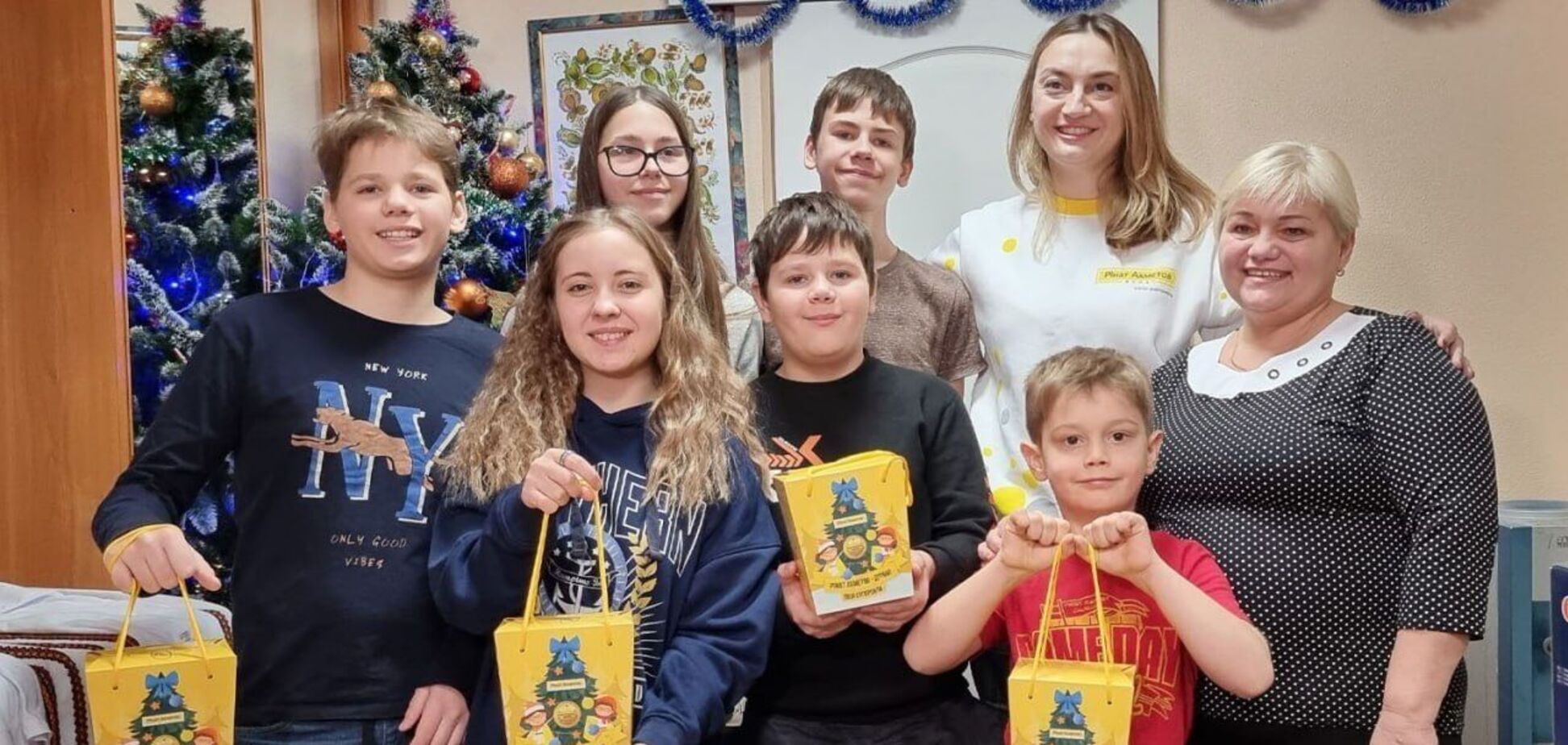 'Дети каждый год ждут этого праздника': Фонд Рината Ахметова поздравил с Новым годом воспитанников детдома семейного типа в Киеве