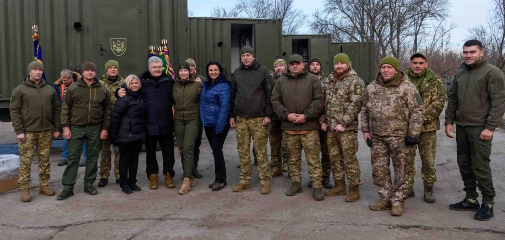 Порошенко зустрів День волонтера на фронті: п'ятий президент привіз техніку у 10-й армійський корпус