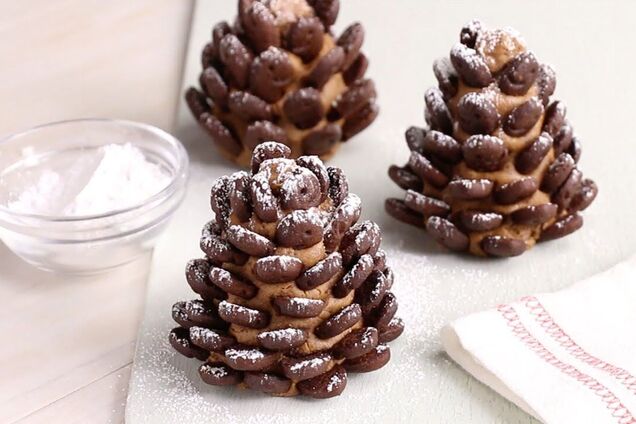 Бісквітні шоколадні шишки на Різдво: як приготувати ефектний десерт 