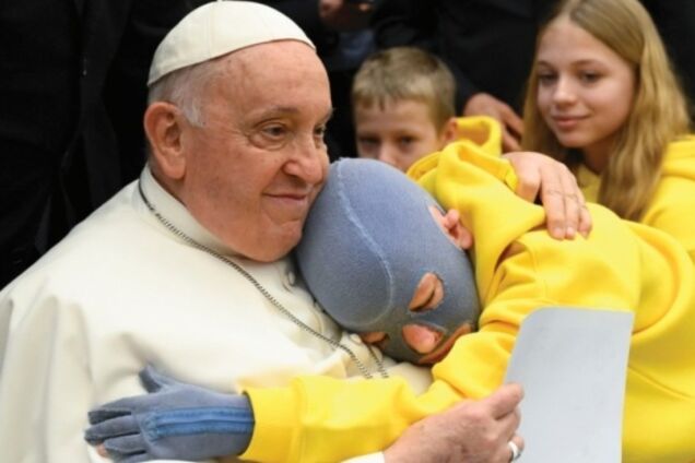 9-річний хлопчик, який втратив маму і отримав опіки через російський удар по Вінниці, зустрівся з Папою Римським. Фото