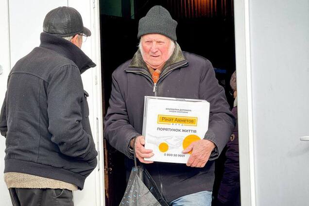 Жители прифронтового Селидово получили помощь от Фонда Рината Ахметова