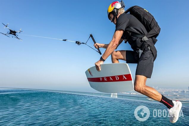 Уперше в історії. Чемпіон світу здійснив унікальний трюк, вистрибнувши з басейну на 77-му поверсі. Відео