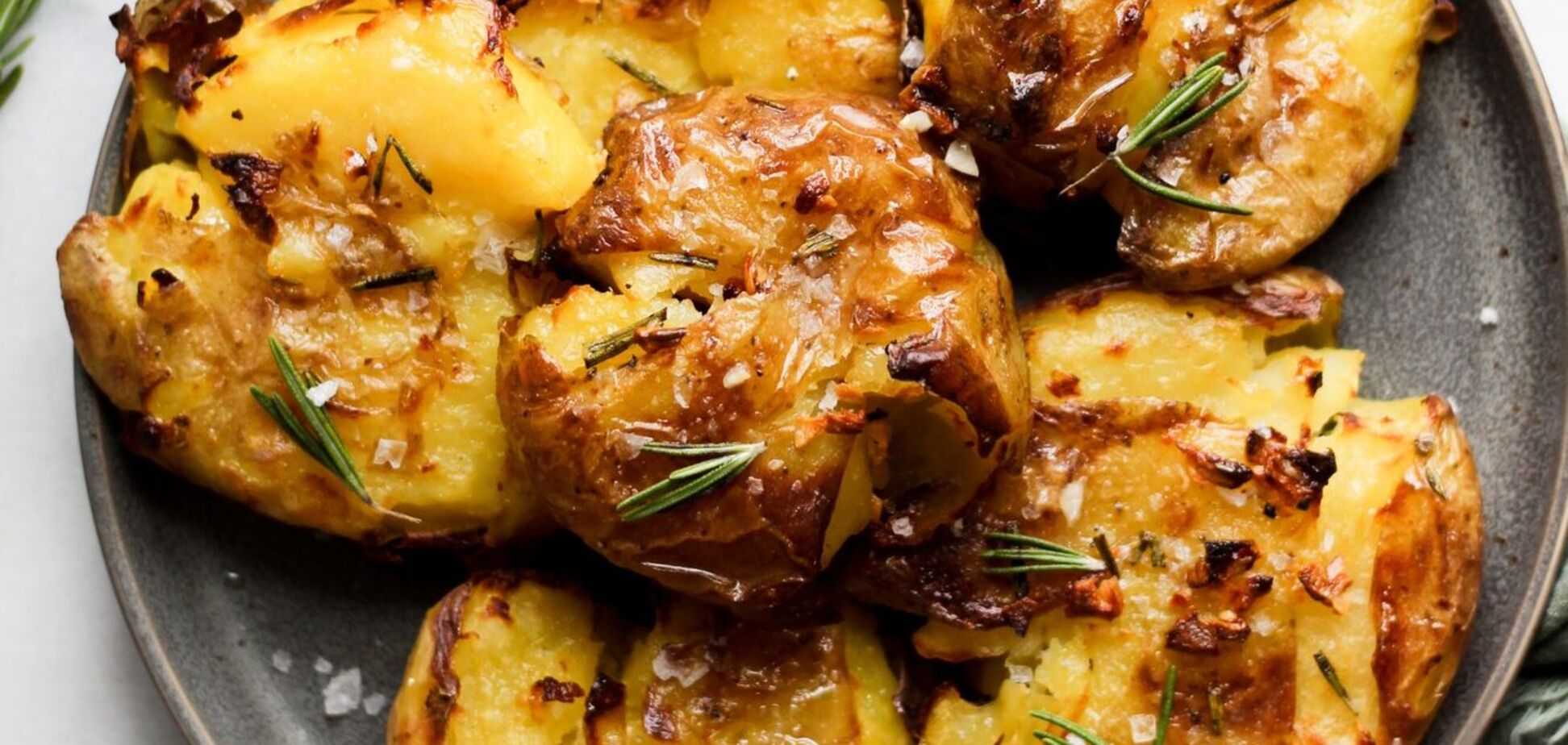 Запеченный картофель с хрустящей корочкой и вкусной начинкой: делимся простым рецептом 